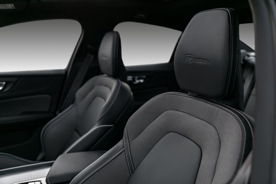 Интерьер Volvo S60 T4 R-Design 2018 года  (WW) (фото 4 из 10)